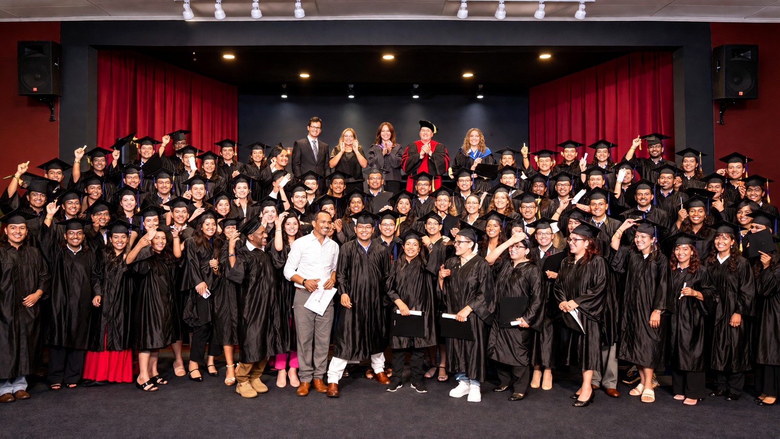 Grupo de graduados de UTI