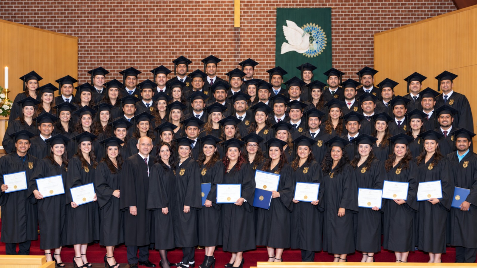 Promoción de graduados de UTI